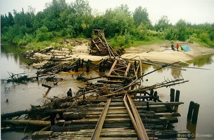 Стоянка у разрушенного моста. Фото Олега Костенко.