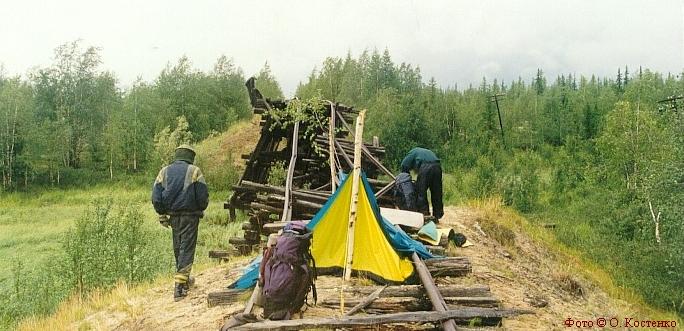 Установка палатки ... на рельсах. Фото Олега Костенко.