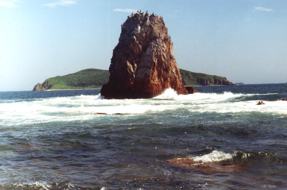 Скалы на Японском море. (79881 bytes)