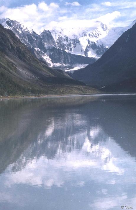 Озеро в горах. (42706 bytes)