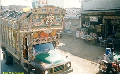 Пакистанский грузовик-автобус.