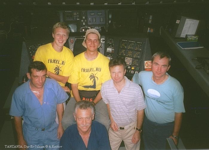 Андрей Мамонов и Григорий Лапшин (в желтом) в гостях у украинских моряков в Танзании.