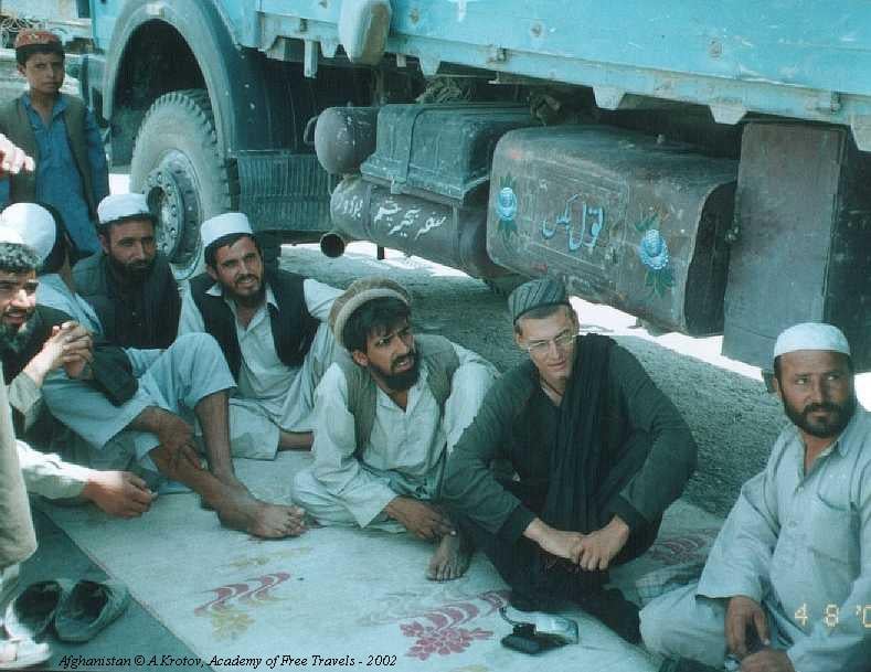 Кирилл Степанов (без бороды) ведет религиозные беседы с афганскими водителями.