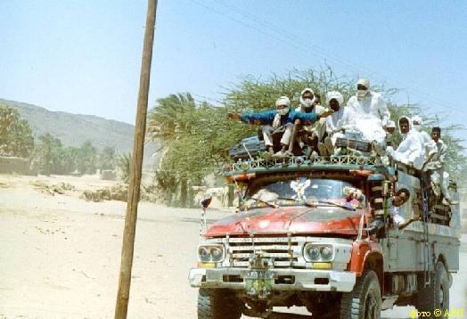 В Судане возможен подвоз десятков пассажиров на крыше одного грузовика. 