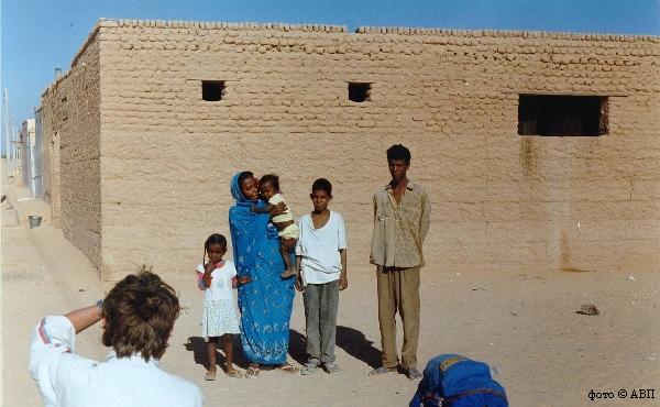 Фотографы АВП работают в Сахаре. 1999 г. 