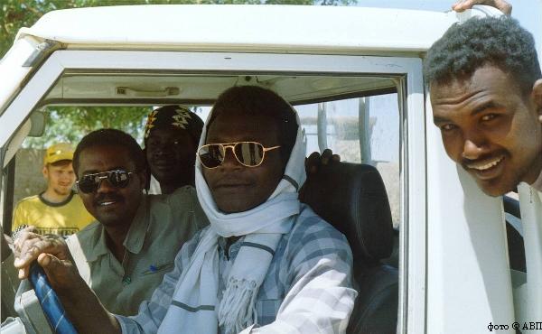 Суданские водители. На заднем плане - Константин Шулов. 1998 г.